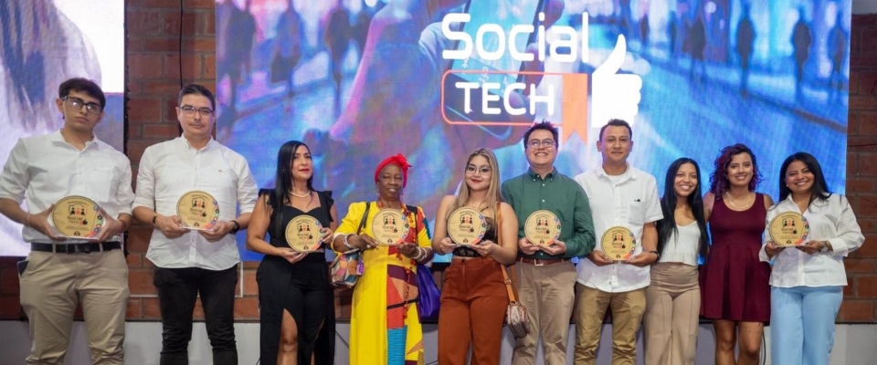 Grupo de personas sostiene reconocimientos en evento de Social Tech, programa de formación en habilidades digitales