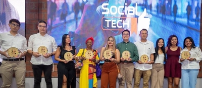 Grupo de personas sostiene reconocimientos en evento de Social Tech, programa de formación en habilidades digitales