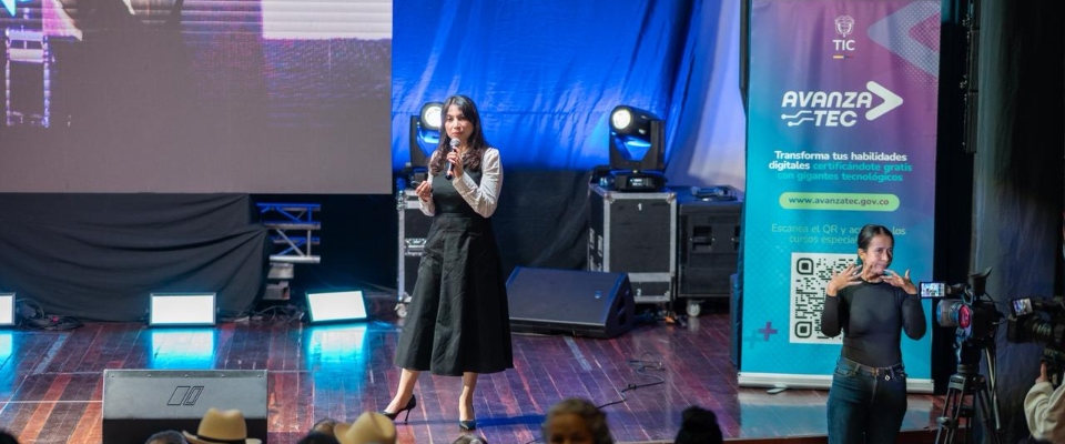 Conferencista expone en evento de AvanzaTEC mientras intérprete de lengua de señas promueve inclusión y tecnología