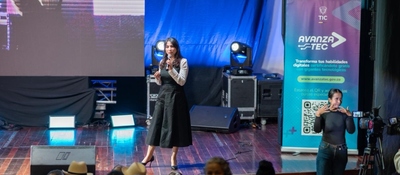 Conferencista expone en evento de AvanzaTEC mientras intérprete de lengua de señas promueve inclusión y tecnología