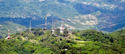 Antenas de telecomunicaciones se elevan sobre una zona montañosa, facilitando la transmisión de señales de radio