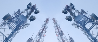 Torres de telecomunicaciones con antenas y enlaces de radio se elevan hacia el cielo para transmitir señales