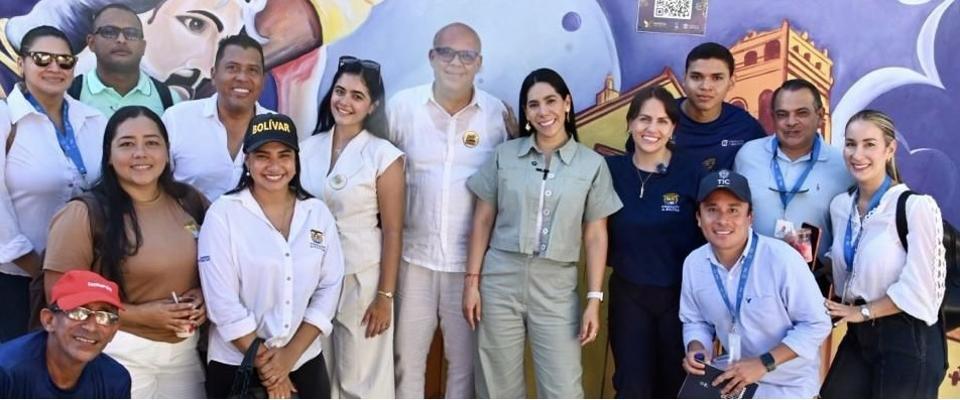 Grupo de funcionarios y ciudadanos posa en Mompox durante visita sobre avances tecnológicos que impulsan la ciudad inteligente