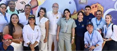 Grupo de funcionarios y ciudadanos posa en Mompox durante visita sobre avances tecnológicos que impulsan la ciudad inteligente
