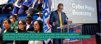 Expertos y autoridades participan en un foro sobre ciberseguridad, mientras un ponente expone ante la audiencia.