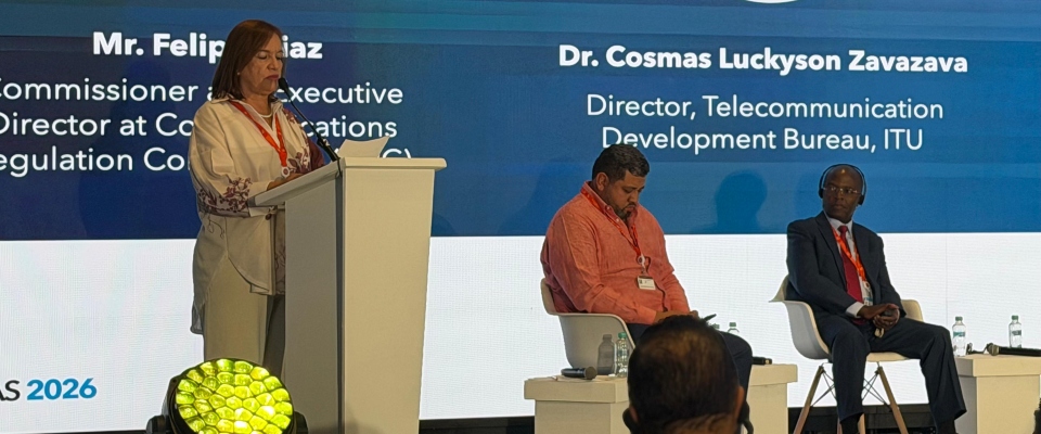 Funcionaria expone en un foro internacional sobre conectividad, mientras expertos participan en un panel sobre telecomunicaciones