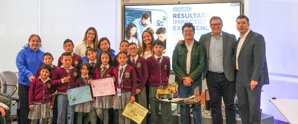 Grupo de estudiantes y docentes posa con diplomas y proyectos tecnológicos durante ceremonia de cierre de formación