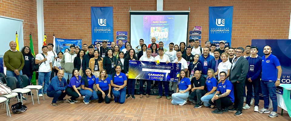 Participantes de Talento Tech posan con el equipo ganador de un hackatón enfocado en soluciones para el turismo