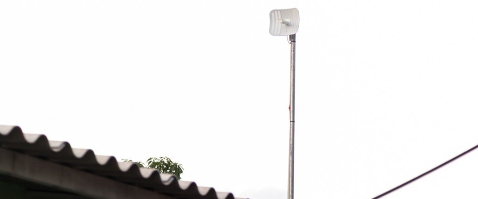 Antena instalada sobre un poste simboliza el modelo comunitario de conectividad que amplía el acceso a internet.