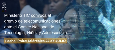 Afiche azul con texto y logo TIC; persona con gafas sonríe al centro; fondo con personas desenfocadas y gráficos de circuitos