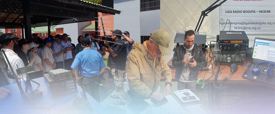 Varias personas se reúnen al aire libre; al centro, un hombre revisa equipo. A la derecha, otra persona opera una radio