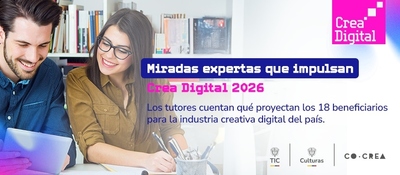 Dos personas sonríen mientras trabajan frente a una computadora y una tableta; detrás hay libros y materiales de escritorio.