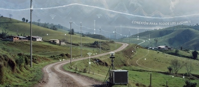 Colinas verdes con casas y un camino de tierra; postes y equipo de telecomunicaciones en primer plano, con ondas e íconos de conexión.