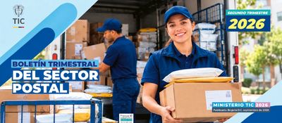 Dos personas con uniforme azul manipulan cajas y paquetes frente a un vehículo de carga.