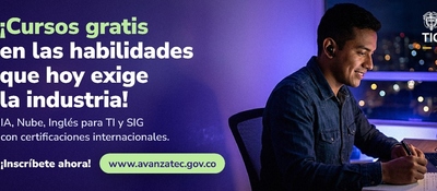 Hombre sonriente escribe frente a un portátil. A la izquierda, texto anuncia cursos gratis sobre fondo morado.