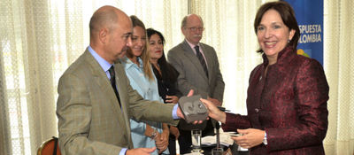 viceministra María Isabel Mejía recibe Premio Respuesta 2014