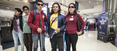 Personas asisten a Cine para Todos