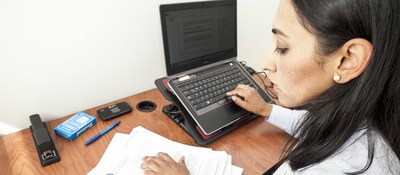 Mujer teletrabajando
