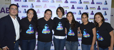 Participantes del #CyberWomenChallenge con la viceministra de Economía Digital, Juanita Rodriguez Kattah.