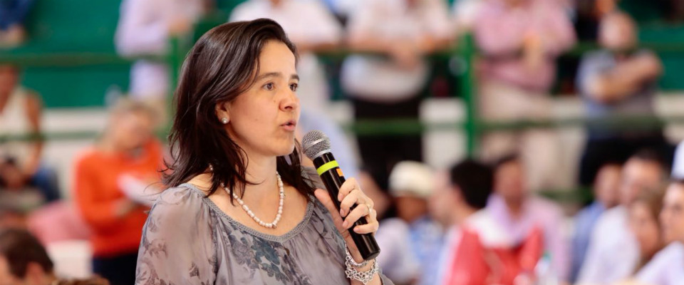 Ministra Sylvia Constaín en su intervención en el Taller Construyendo País en Socorro, Santander