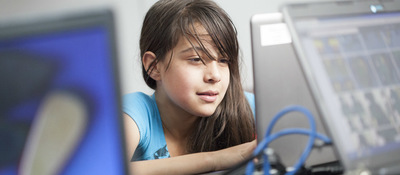 Niña en Punto Vive Digital