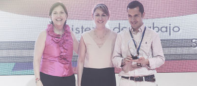 Viceministra TI - Maria Isabel Mejía premia a ganadores en ExcelGEL 2014