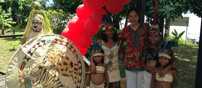Viceministra TI - María Isabel Mejía con niños del Amazonas