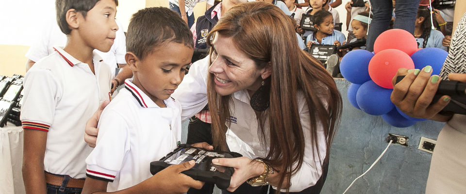 Viceministra TIC - María Carolina Hoyos entrega Tabletas para Educar