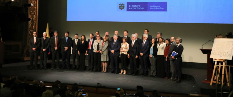 Presidente Duque y Ministra TIC firman Pactos por el Crecimiento de los sectores de software, TI y BPO Presidente Duque y Ministra TIC firman Pactos por el Crecimiento de los sectores de software, TI y BPO