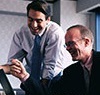 imagen hombres frente a computador imagen hombres frente a computador